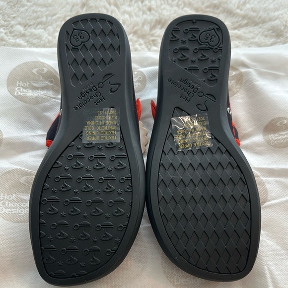 Black and Red Casual Slippers with Strap - Picture 3 of 6